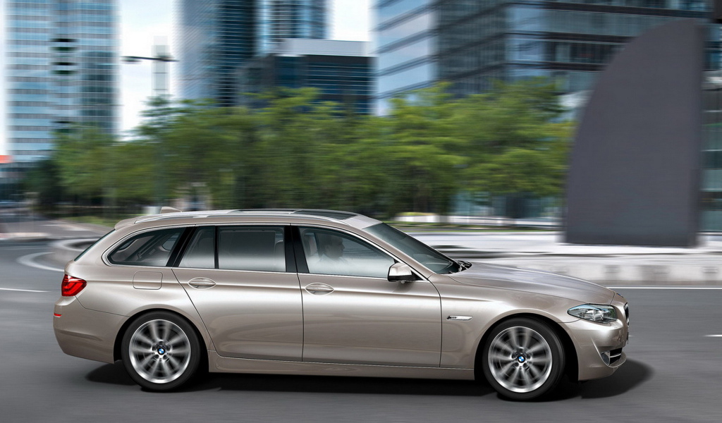 БМВ 5 Серии двигаясь по городу