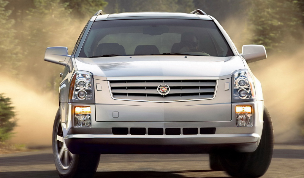 Кадиллак СРХ в лесном массиве