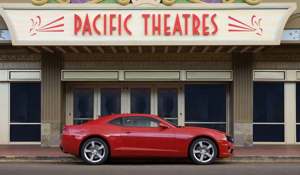 Красный Шевроле Камаро