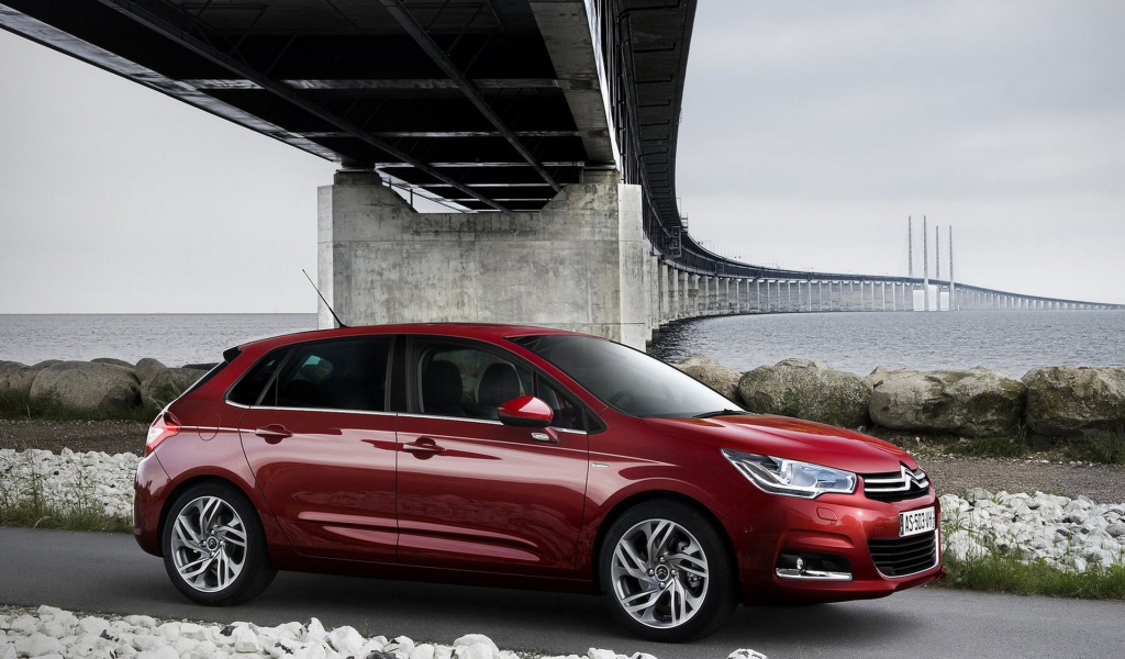 Ситроен С4 под мостом