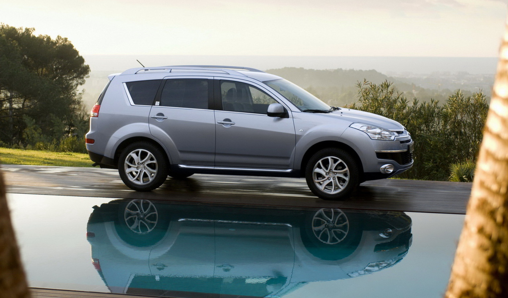 Ситроен С Кроссер возле бассейна