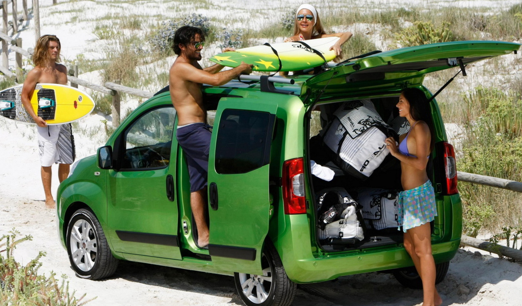 Фиат Фиорино рызграужаясь на пляже