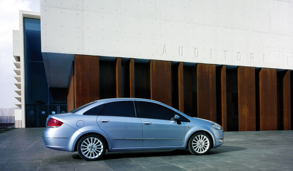 Фиат Линеа голубого цвета