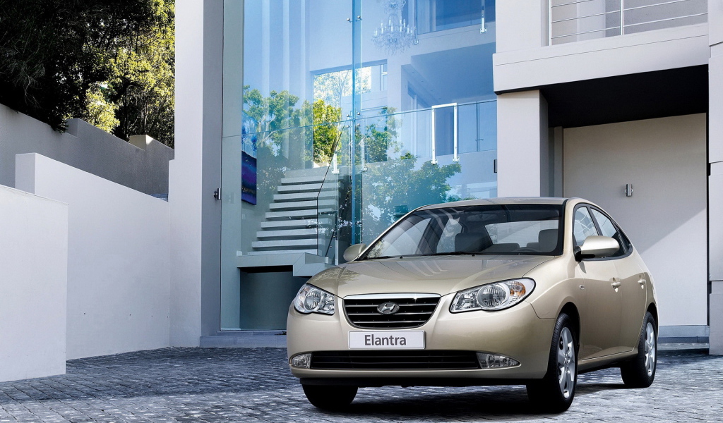 Хендай Элантра во дворе