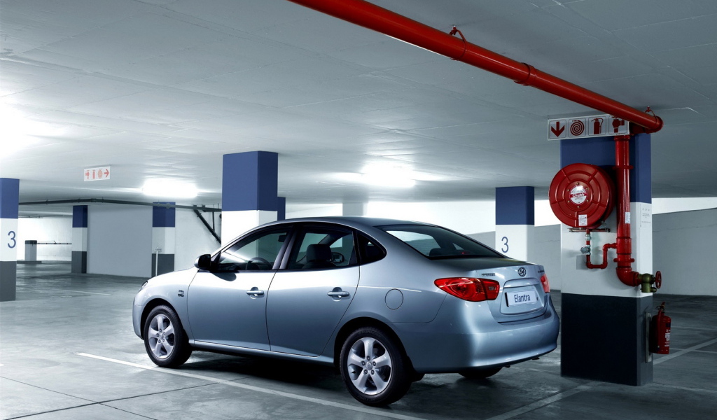 Хендай Элантра в подземном гараже