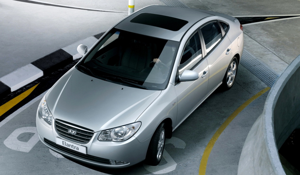 Хендай Элантра выезжая из паркинга