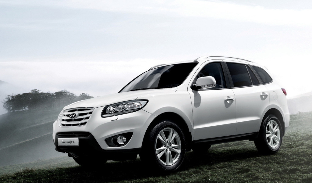 Хендай Санта Фе в белом цвете