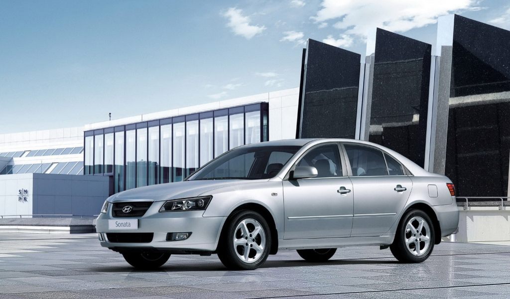 Хендай Соната на паркинге