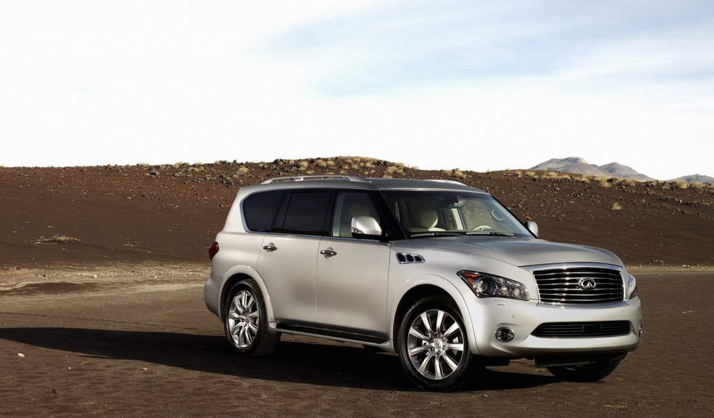 Инфинити QX в пустыне