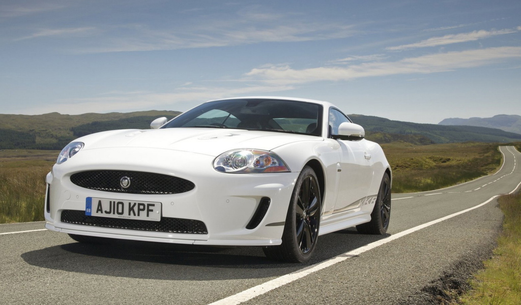 Новый Ягуар-XKR в движении