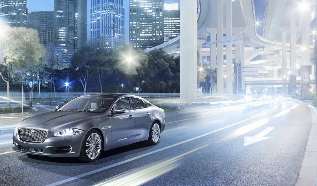 Jaguar XJ на улицах города