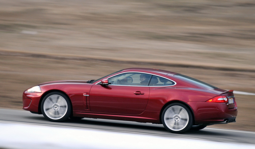 Ягуар XK в движении