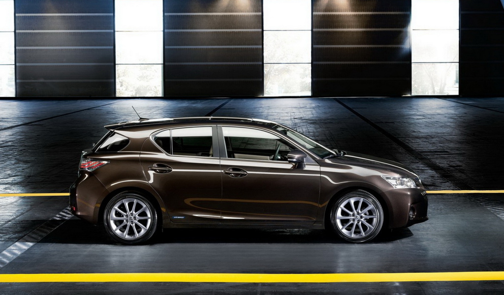 Лексус CT 200h