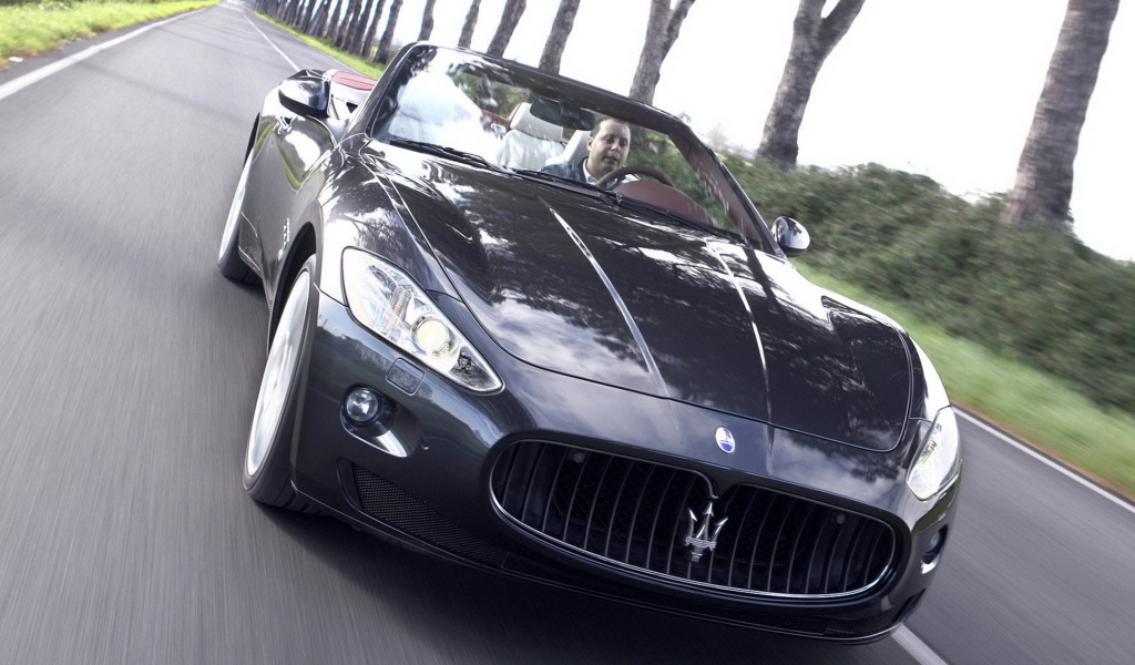 Мазерати ГранКабрио движение в даль