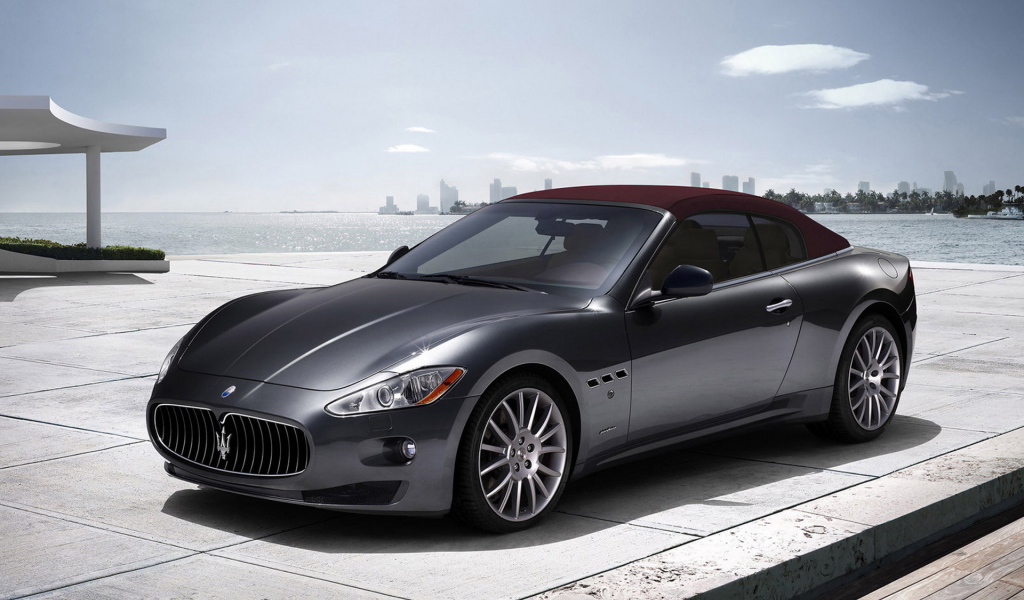 Maserati GranCabrio на причале