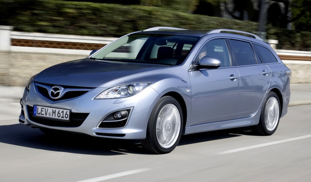 Мазда 6 универсал в движении