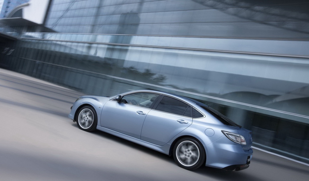 Мазда 6 в большом городе