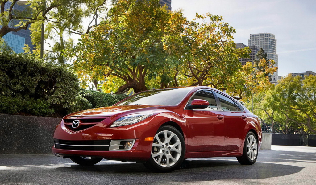 Мазда 6 в городском парке