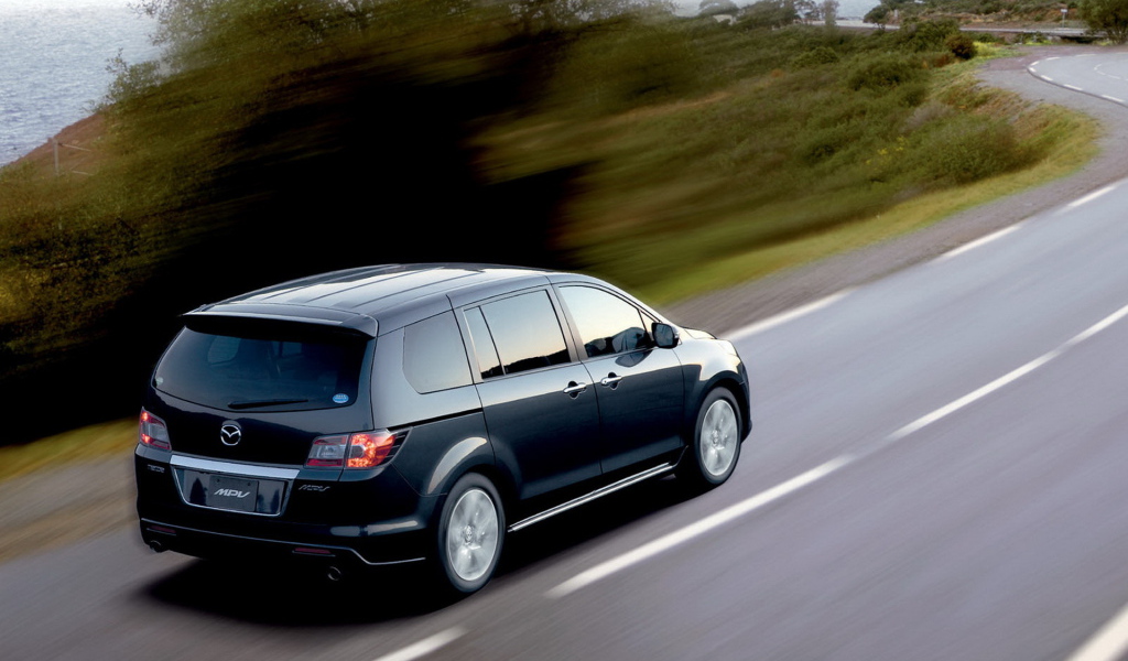 Мазда MПВ движение вперед