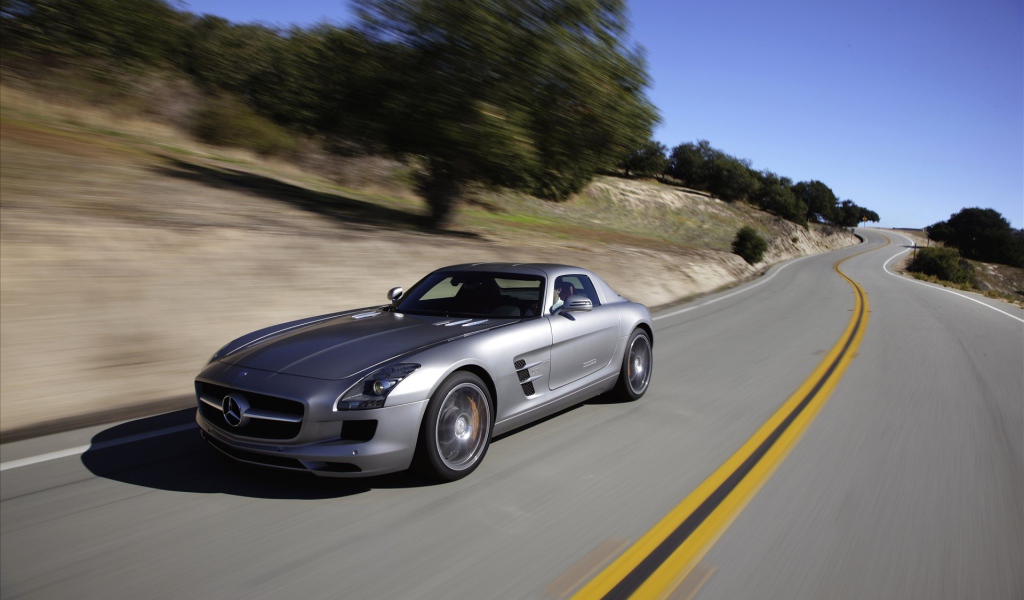 Серый Мерседес на дороге