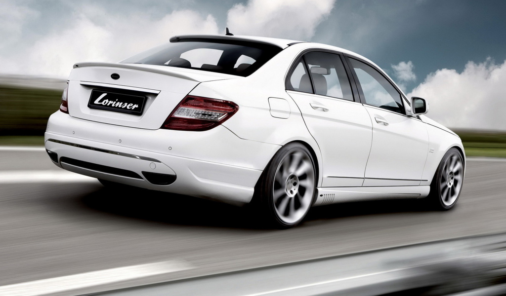 Мерседес Бенц С класс в белом цвете