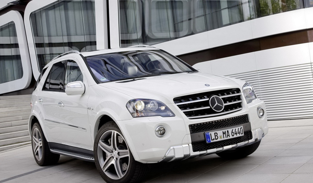 Mercedes-Benz-ML 63 AMG 2011