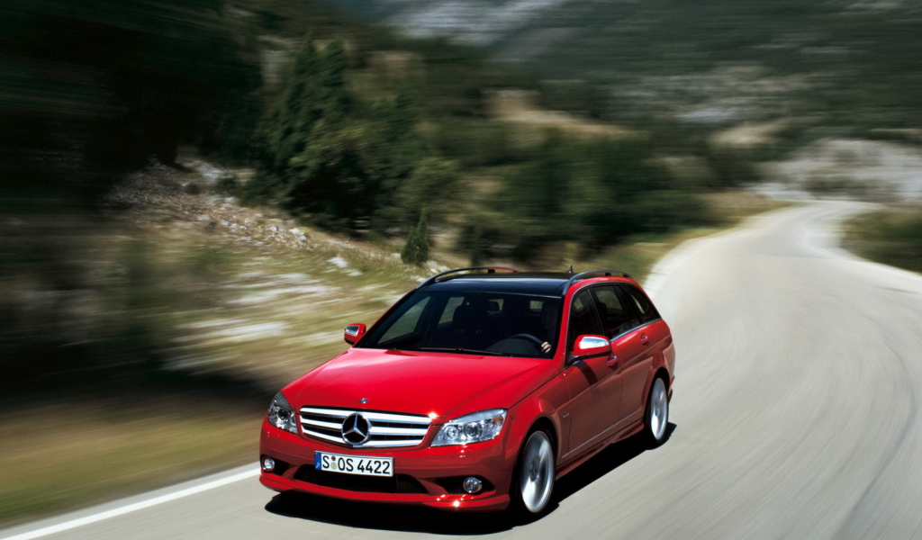 Mercedes Benz C 350 Estate на вьющейся дороге