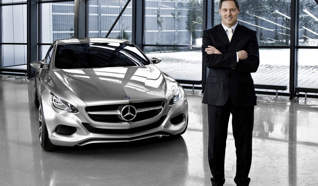 Mercedes Benz F800 Style Concept в автосалоне