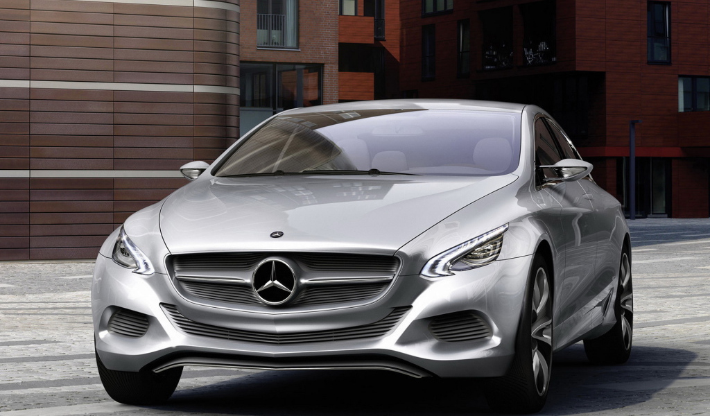 Mercedes Benz F800 Style Concept во дворе
