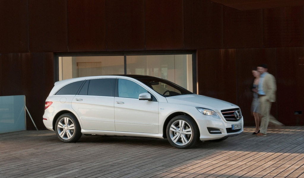 Мерседес Бенц Р класс дожидаясь начала движения