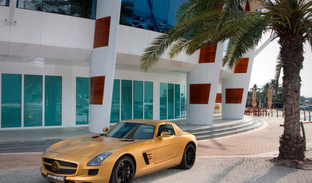 Mercedes Benz SLS AMG Desert Gold при входе