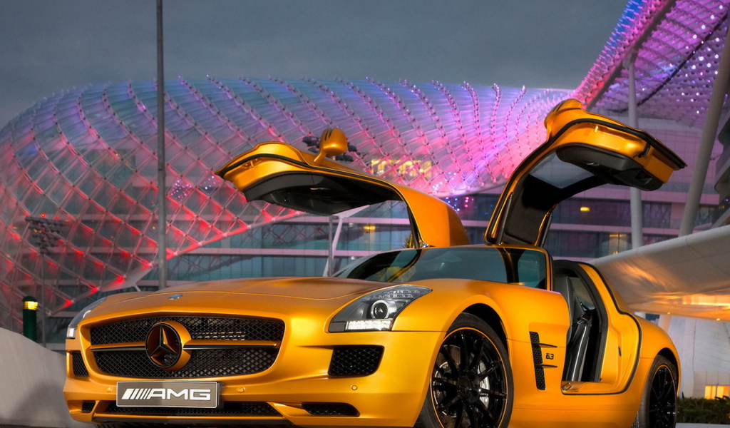 Benz SLS AMG Desert Gold с широко раскрытыми крыльями