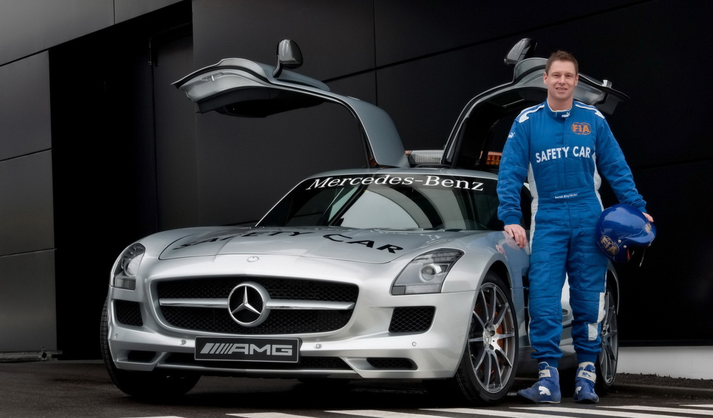 Mercedes Benz SLS AMG F1 перед треком