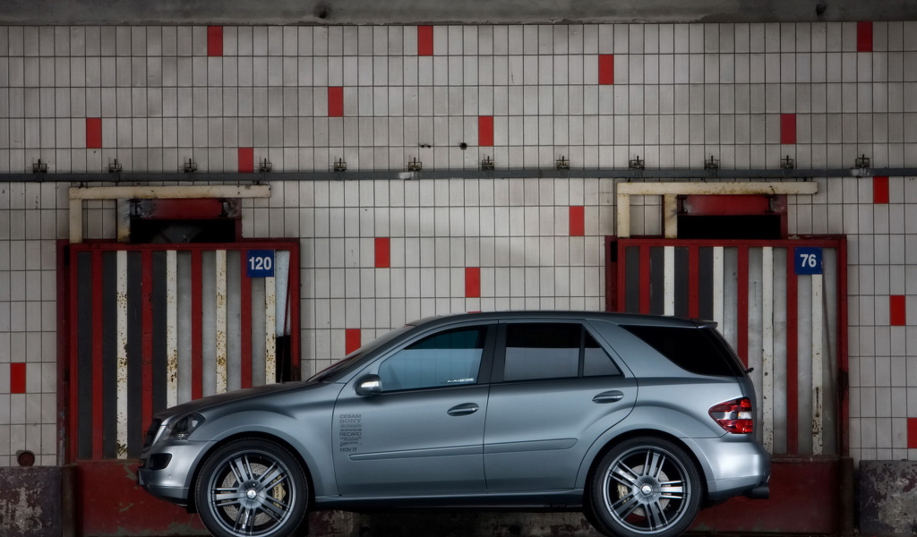 Мерседес Бенц МЛ 500 Ураниум в боксе