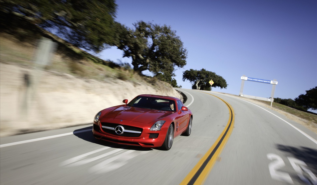 Красный Мерседес на дороге