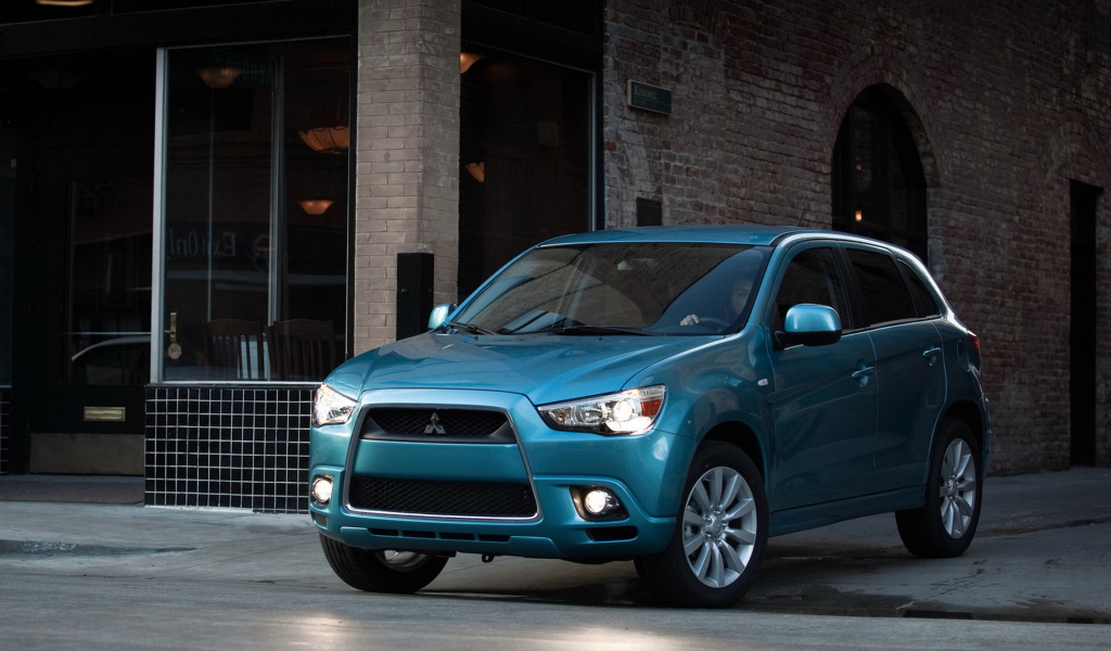 Митсубиши CUV выезжая на улицу