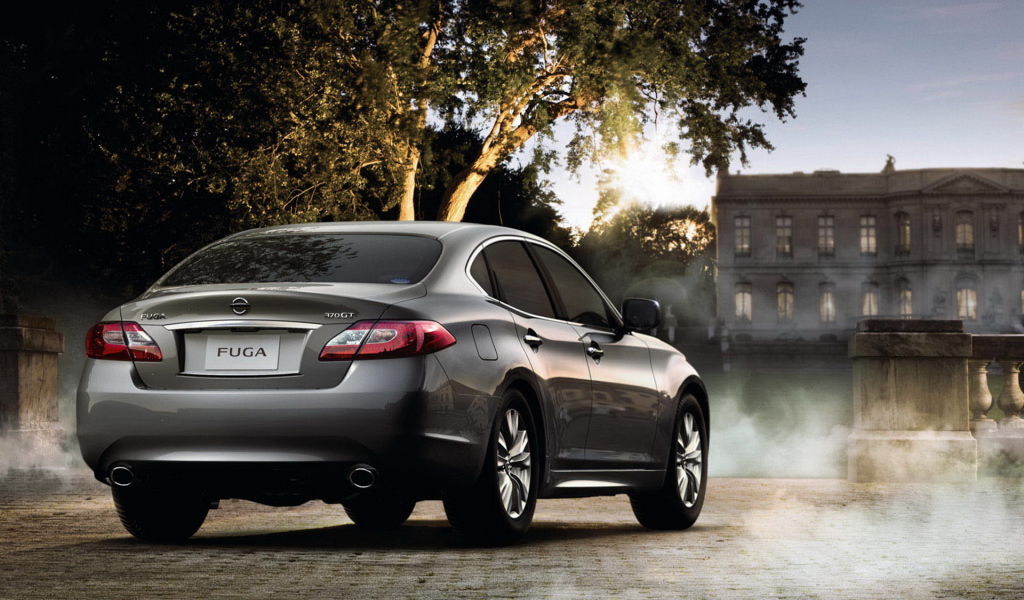 Nissan Fuga в загородном поместье