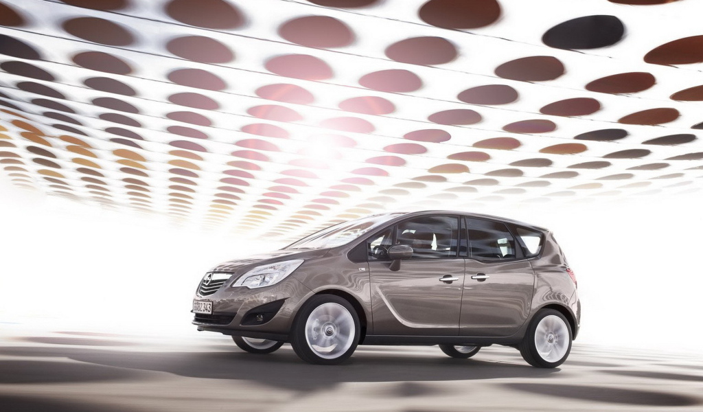 Опель Мерива в движении