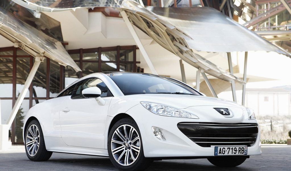 Пежо RCZ в белом цвете