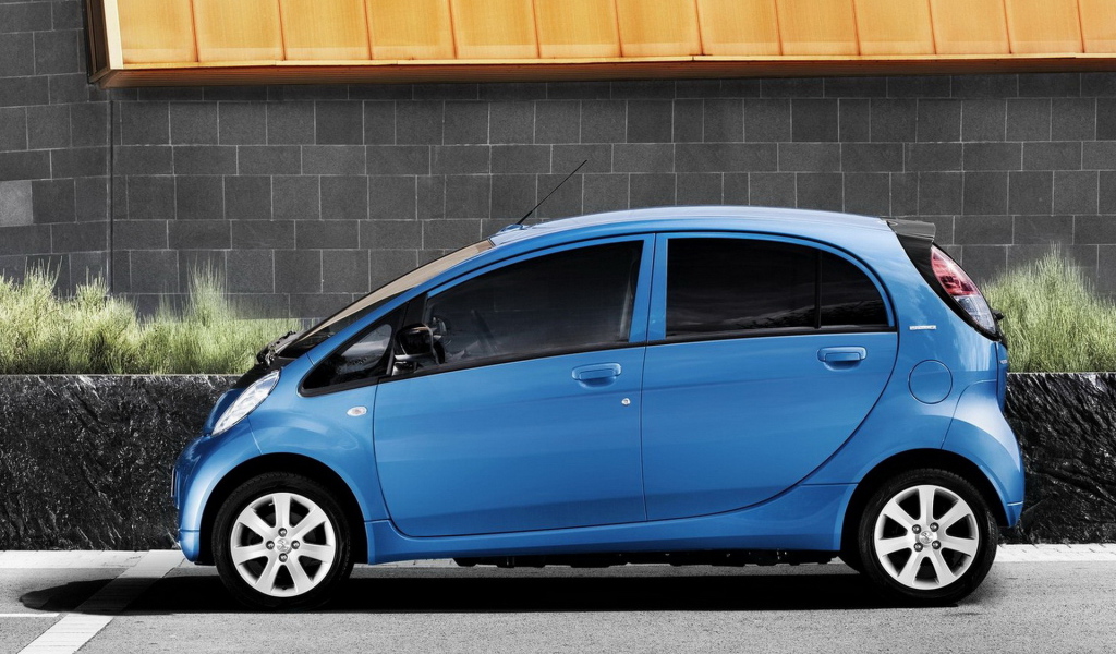 Маленький Пежо iOn 2011