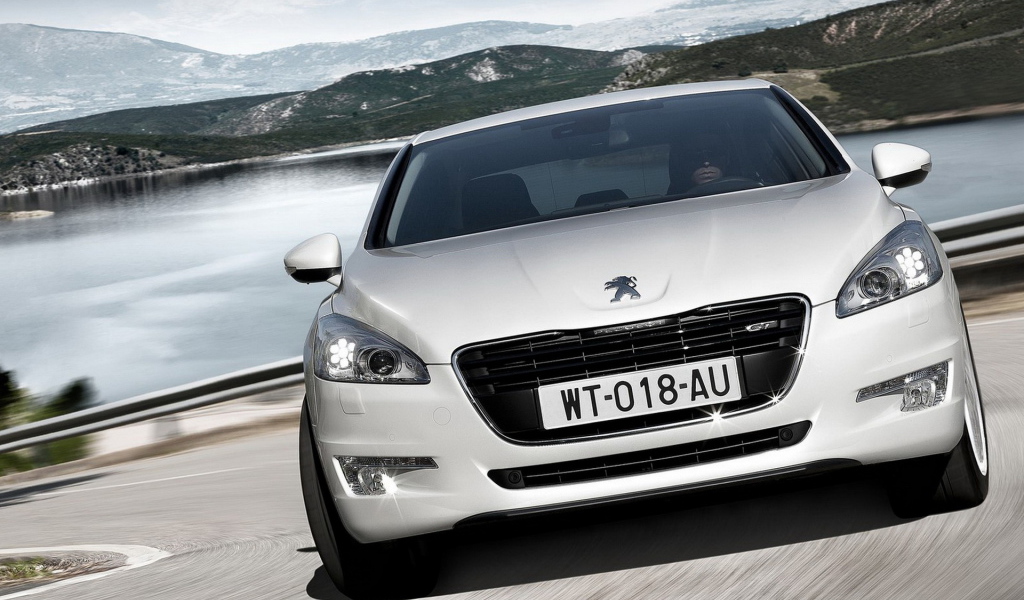 Белый Пежо 508