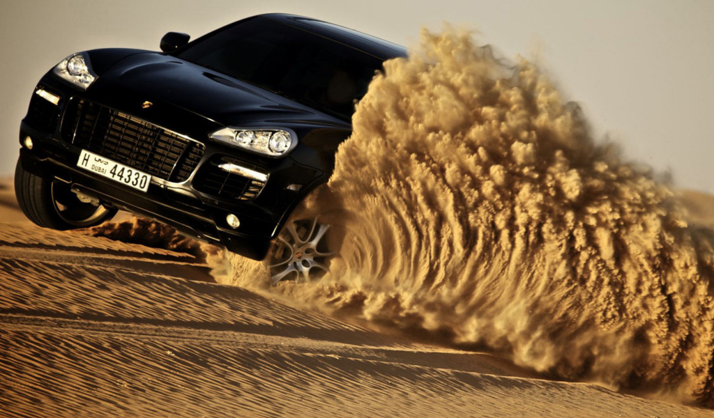 Черный Porsche Cayenne дрифт