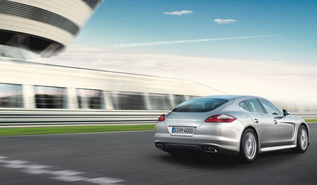 Порше Панамера на трэке