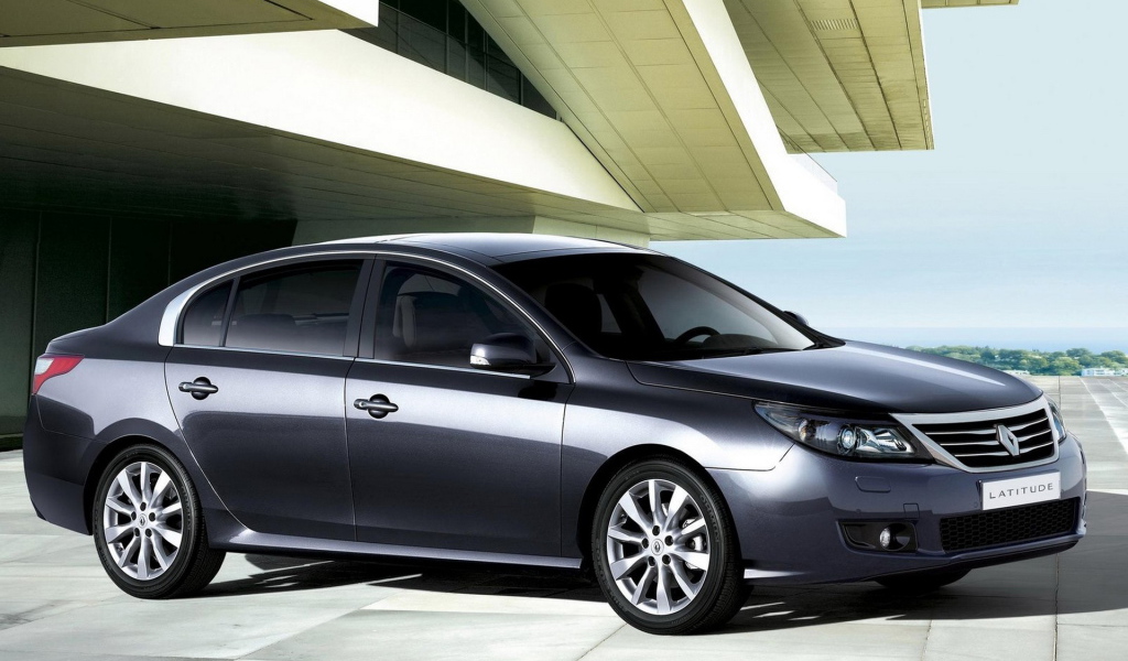 современный седан Renault-Latitude