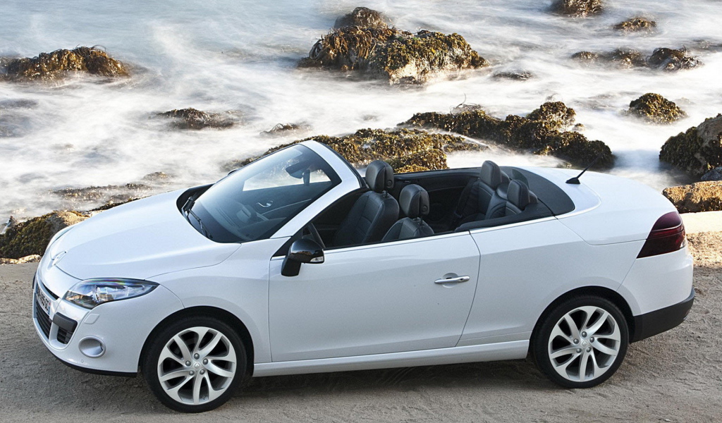 Рено Меган Купе Кабриолет двигаясь параллельно волнам