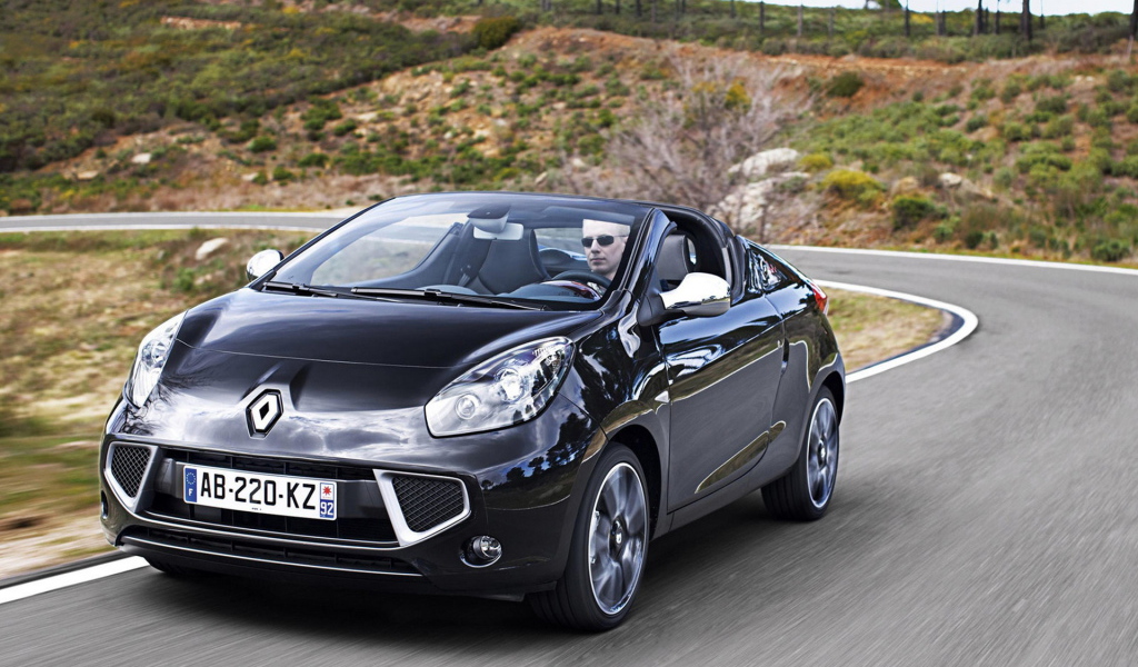 Renault Wind наслождаясь дорогой