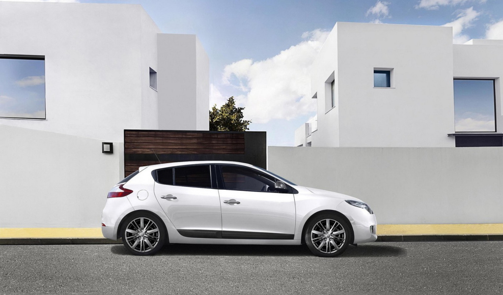 Белоснежный Рено Меган Купе