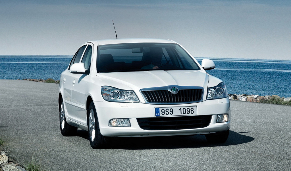 Шкода Октавия двигаясь вдоль воды