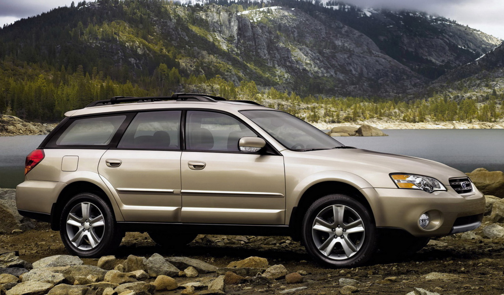 Subaru Outback около реки