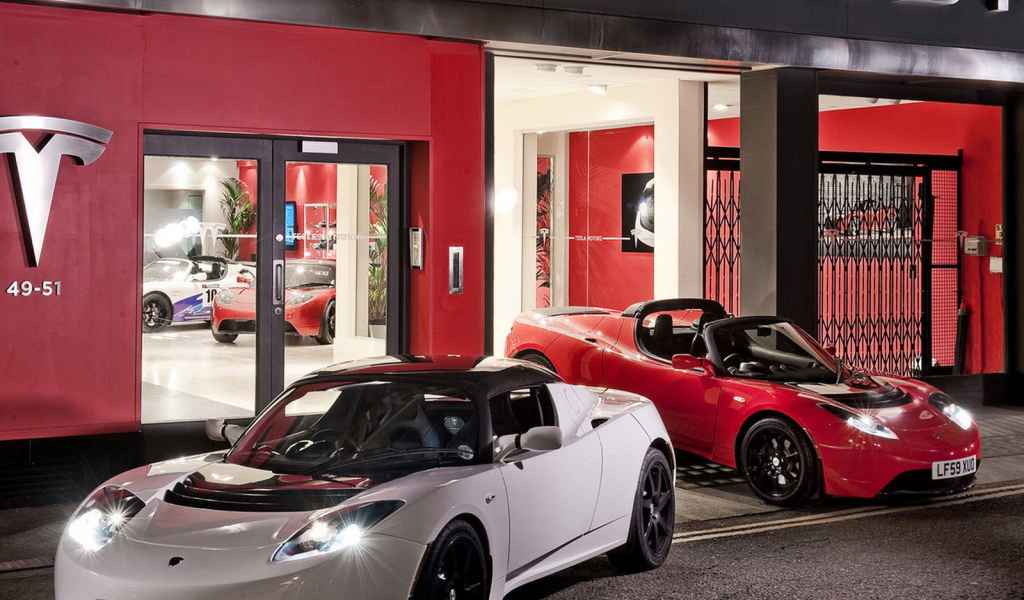 Tesla Roadster возле автосалона